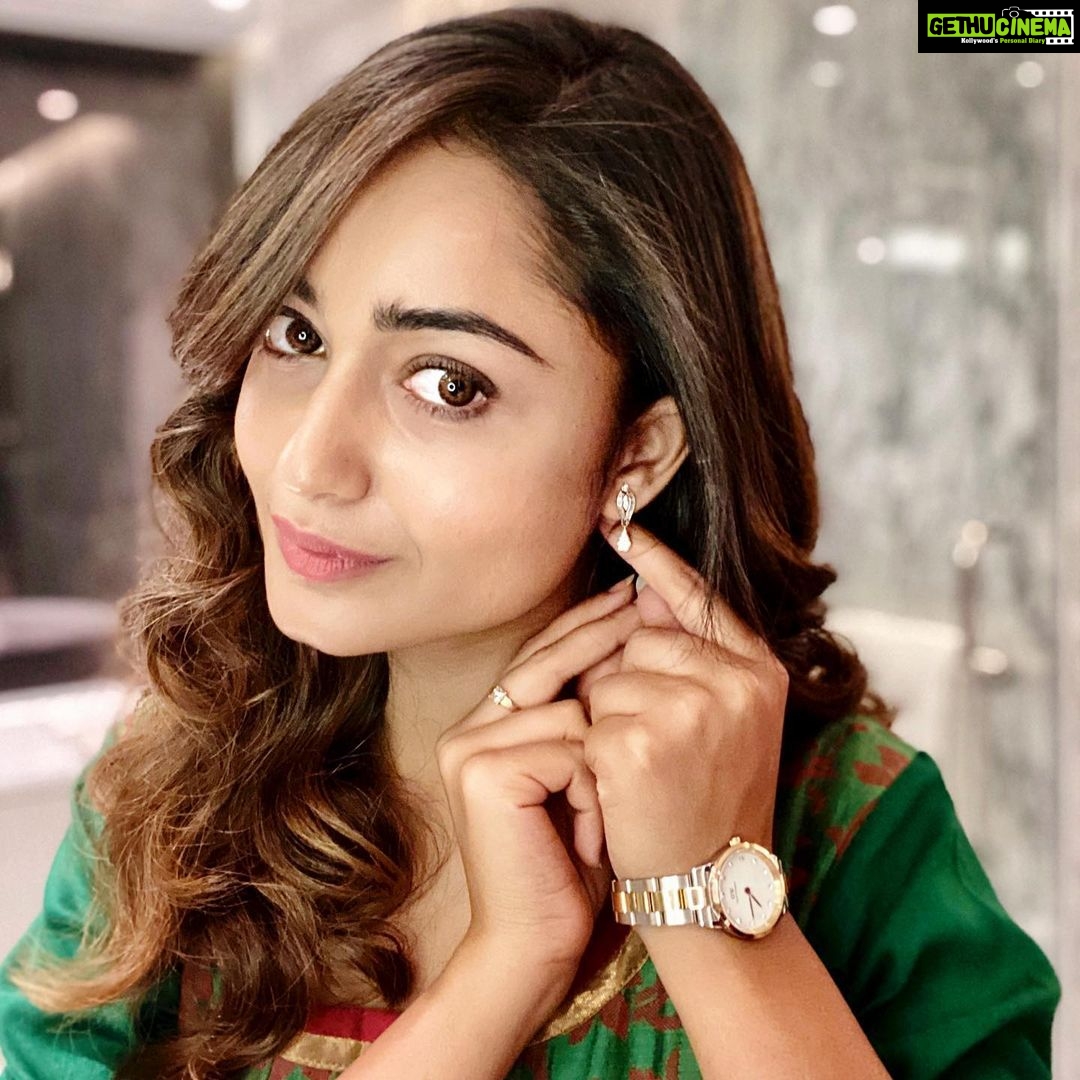 Tridha Choudhury Instagram - βGetting Ready for my Diwali look with DWβ πππ Shop any two products and get a 10% off. You can avail an extra 15% discount with my code TRIDHA on their website on all your purchases. πππ #danielwellington #DanielWellington #dwali #diwaligifts #diwali2020