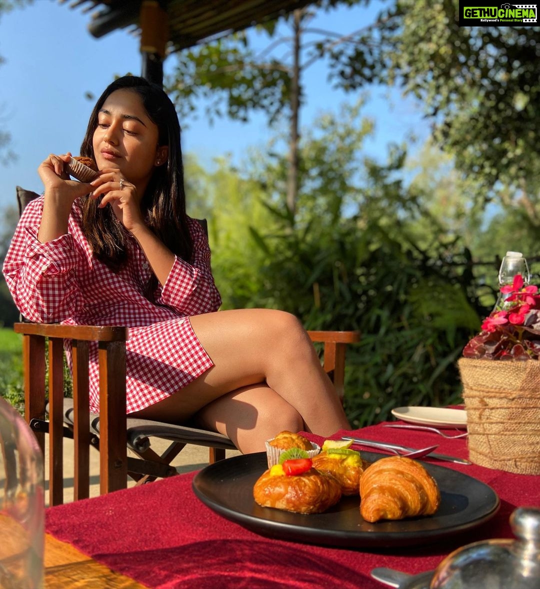 Tridha Choudhury Instagram - Are you good for my Mental Health? Oh yes you are !!!! ... 🧁 It’s okay to Indulge sometimes 🧁 How is your Mental Health today ? 🧁 #mentalhealthawareness #mentalhealth #mentalfitness #mentalwellbeing #travelwithtridha #traveltherapy #foodtherapy #gharbaithoindia #lockdown2020 #lockdownlife