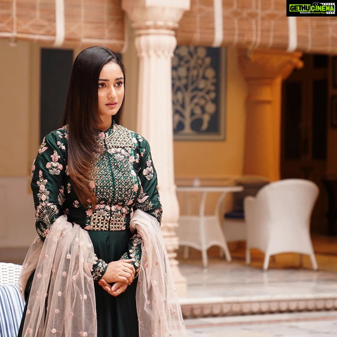 Tridha Choudhury Instagram - ‘That moment of Betrayal when you show up to a party in Desi clothes and everyone else is in jeans’ 🥂 Relate much ? 🥂 #desi #indianclothing #beingindian #gharbaithoindia #indiangirls #indianoutfit #shaadi #shaadiseason #bandishbandits #primevideo #newseries #indianmatchmaking