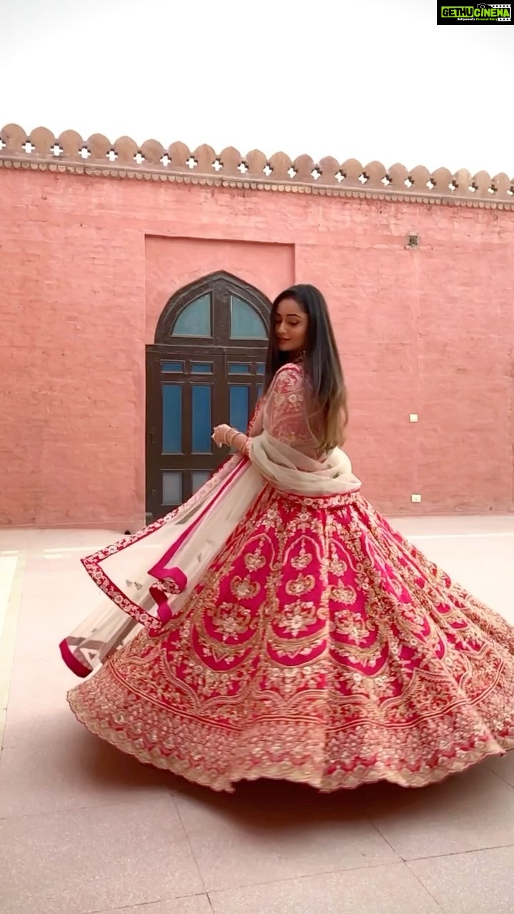 Tridha Choudhury Instagram - ‘Sandhya’ enjoying the Vibrant beats of ‘#chedkhaniyaan ’ from #bandishbandits 🦩 #feelitreelit #primevideo #amazonprime #newseries #musicvideo #musicislife #indianmatchmaking #indianweddings #indianweddingbuzz #gharbaithoindia @primevideoin @anandntiwari 🦩
