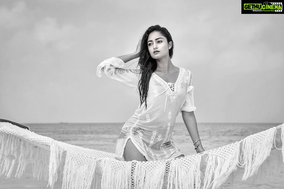 Tridha Choudhury Instagram - “I am no bird and no net ensnares me. I am a free human being with an Independent will. “ - #charlottebronte 👣#challengeaccepted 👣 #blackandwhite #blackandwhiteportrait #womensupportingwomen #womeninspiringwomen