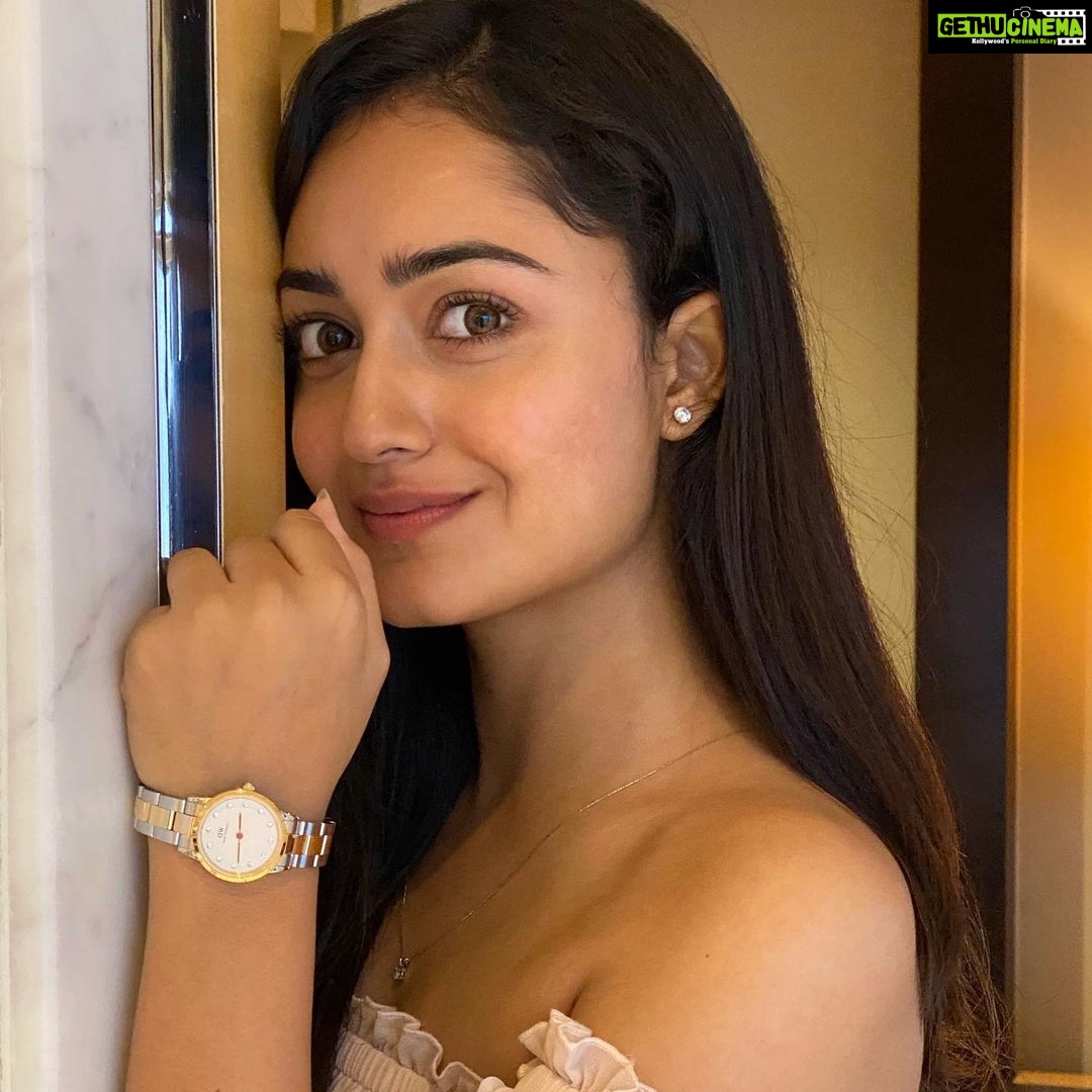 Tridha Choudhury Instagram - ‘My expression when the Zomato Guy is 3 minutes away from dropping my Favourite dessert ‘🧁 How many of you are craving for Desserts right now ? Cmon, don’t be shy..🧁 #gharbaithoindia #midnightcravings #feelingblessed #dessertlover #foodstagram #foodaholic #feelitreelit