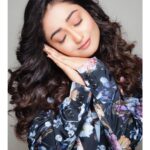 Tridha Choudhury Instagram - Mood for the 100 something th Day of #lockdown2020 🌸 Feeling the same ??? 🌸 #gharbaithoindia #lockdownlife #makeuponfleek #makeupnatural #summer2020