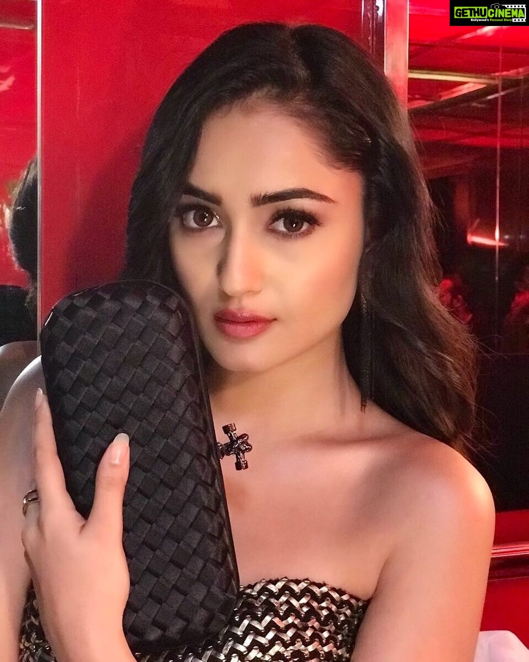 Tridha Choudhury Instagram - ‘I wish I could date me... I’m really everything that I want in a person ‘♥️ Now that is Self love to a whole new level ♥️ #selflovequotes #selfloveclub #lockdown2020 #homemade #styleinspiration #stylediary #stylewithtridha #bottegaveneta #bottega