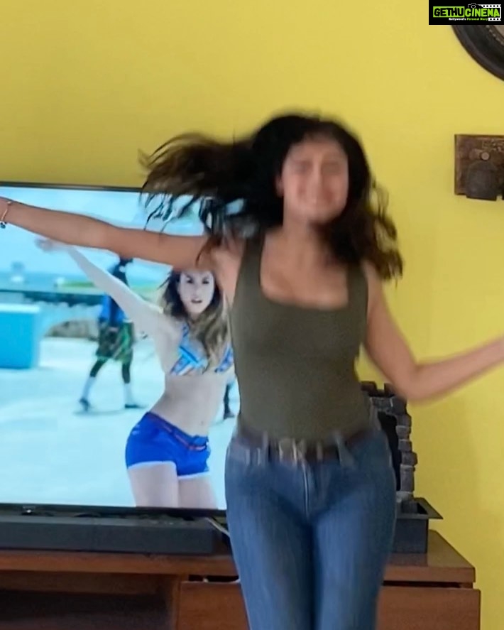 Tridha Choudhury Instagram - If you find a #cheerleader π£ in your Life , treasure them , dance with them and most importantly let them know that you will be there for them too !!! π£ Tag your cheerleader!!!!!π£ #workfromhome #dancevideo #dancefitness #fitnesslove #mentalhealthmatters #gharbaithoindia #stayhomestaysafe