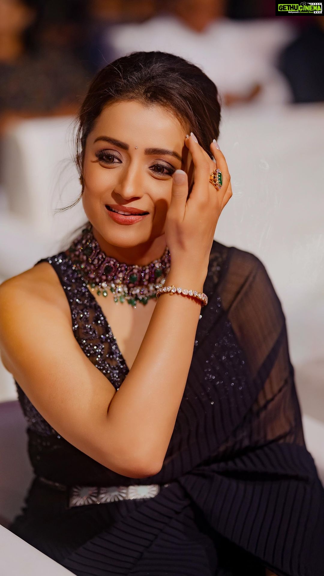 Trisha Instagram - π΅π #PS1 Promotions Outfit: @jade_bymk Jewellery: @kishandasjewellery Styled by @team___e Style team : @ekalakhani @malinikarthikeyan @themisvanessa @nivedidha_koliyot @nupur_p @arzoonagraik Photographed by @ekorphotography Makeup by @uspawar3 Hair by @rohini_hairstylist #PS1 #PonniyinSelvan #Trisha #TeamE Hyderabad