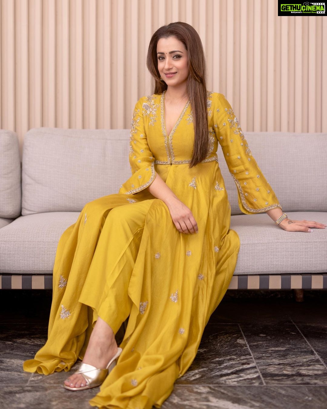 Trisha Instagram - 🌻👑 #PS1 Promotions Outfit: @jayantireddylabel @collage.style Jewellery: @kishandasjewellery Styled by @team___e Style team : @ekalakhani @malinikarthikeyan @themisvanessa @nivedidha_koliyot @nupur_p @arzoonagraik Photographer by @vasanthphotography Makeup by @uspawar3 Hair by @rohini_hairstylist #PS1 #PonniyinSelvan #Trisha #TeamE