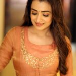 Trisha Instagram - 🍑👑 #PS1 Promotions Outfit: @rhuaofficial Styled by @team___e Style team : @ekalakhani @malinikarthikeyan @themisvanessa @nivedidha_koliyot @nupur_p @arzoonagraik Photographed by @arunprasath_photography Makeup by @uspawar3 Hair by @rohini_hairstylist #PS1 #PonniyinSelvan #Trisha #TeamE