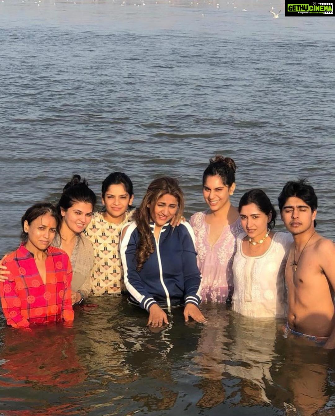Upasana Kamineni Instagram - Spiritually cleansed, mentally elated ! ( donโt miss the videos ๐ ) The most phenomenal 24 hours ever - 6 Holy spots made me feel lighter, happier & rejuvenated. Love My Country, itโs people, itโs rich heritage & strong culture. KUMBH is an experience one should never miss ๐๐ผ came across life changing moments from the most unexpected people & situations. Jai Shiv Shambho ๐๐ผ @diabhupal @dhruvamehta1 @krishnahanda @mehasppatel @surilyg @sravanyaadityapittie @swamynathkorlapati Puneeth Roopesh #laxmitripathi ji & SWAMIJI ๐๐ผ- the best group ever #ramcharan #upasana Sangam Nagri, Prayag Raj Allahabad
