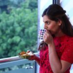 Upasana Kamineni Instagram - Enjoy Food, make smart choices ! I remember someone mentioning this in my comments - “what passes ur lips ( if not healthy ) can go straight to ur hips” 😉. Try healthy versions of ur favourite food. ❤️ I use stevia in my chai. I love my samosas air fried. Filling is full of veggies - super nutritious #upasana