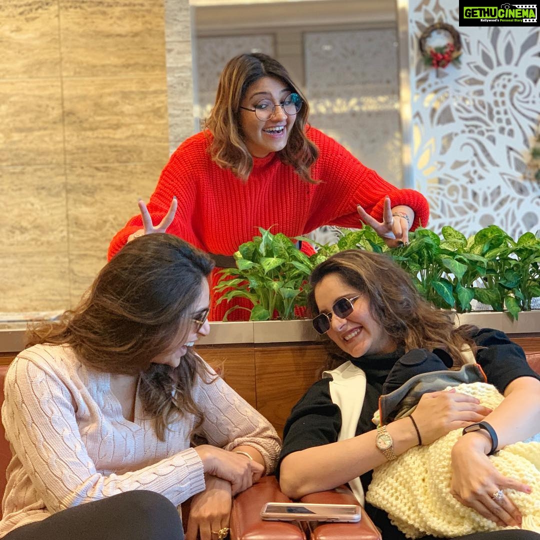 Upasana Kamineni Instagram - Izzu with mummy & masi ! Airport diaries ✈️ ❤️❤️❤️❤️❤️❤️ @mirzasaniar @anammirzaaa Pic credits @digitaldiarybyzoya