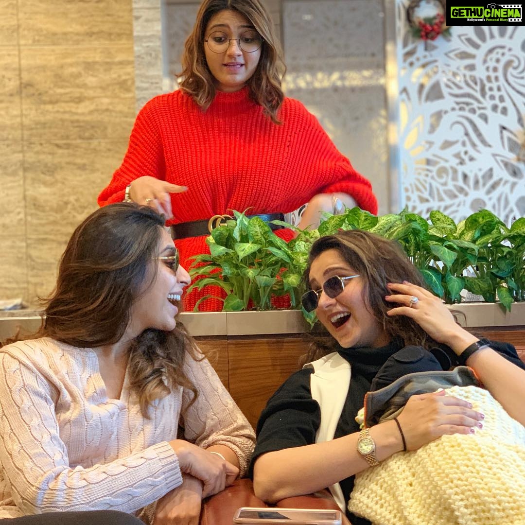 Upasana Kamineni Instagram - Izzu with mummy & masi ! Airport diaries ✈️ ❤️❤️❤️❤️❤️❤️ @mirzasaniar @anammirzaaa Pic credits @digitaldiarybyzoya