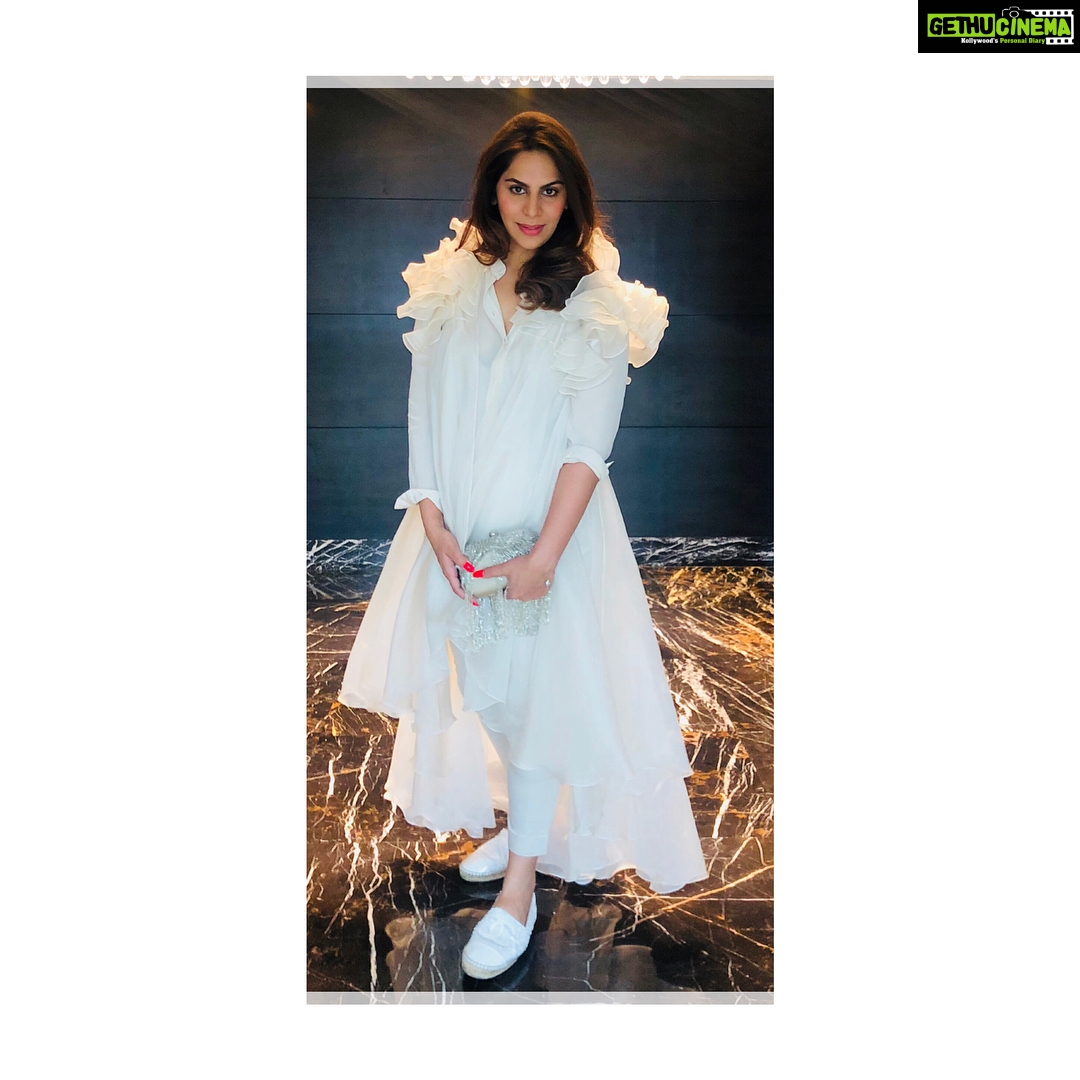 Upasana Kamineni Instagram - My most fav look - casual chic in seconds @abujanisandeepkhosla cape can make any outfit look glam. Creativity at its best. Also, I truly believe in buying pieces that can be worn multiple times to achieve different looks. Be a smart shopper ! This cape is special 😁 ask the boss - @sandeepkhosla @abujani1 & @saudamini08 ❤️❤️❤️ ( @pinkyreddyofficial ur lunch was so fun 😉) #upasana #bababarbie