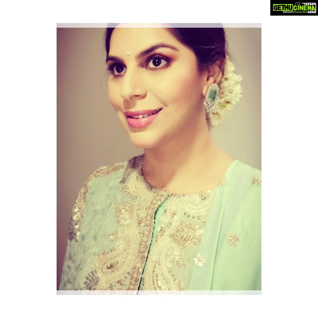 Upasana Kamineni Instagram - Timeless for all ages! When u don’t want to blow dry / straighten / curl ur hair or put unnecessary products / hairspray - a bun is the best option. It’s easy & the flowers do the magic. Love this @anamikakhanna.in Ensmble. I wear the pants with a white shirt a lot too - mix & match !!!! @sachindakoji - make up under 10 min 👍🏻 @pinkyreddyofficial #upasana #reddytopati