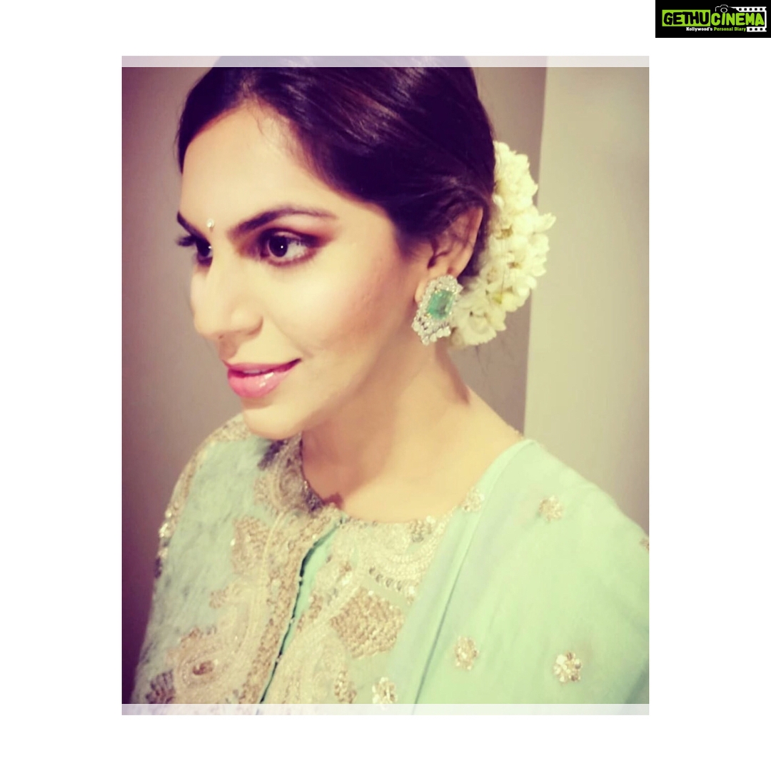 Upasana Kamineni Instagram - Timeless for all ages! When u don’t want to blow dry / straighten / curl ur hair or put unnecessary products / hairspray - a bun is the best option. It’s easy & the flowers do the magic. Love this @anamikakhanna.in Ensmble. I wear the pants with a white shirt a lot too - mix & match !!!! @sachindakoji - make up under 10 min 👍🏻 @pinkyreddyofficial #upasana #reddytopati