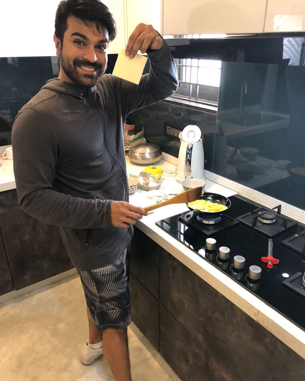 Upasana Kamineni Instagram - Master Chef 🍳👨‍🍳 #MrC cooking healthy breakfast for us post his workout. 🏋🏻‍♂️#adorablehusband ❤️😘 #ramcharan @vishnuraju1 URLife