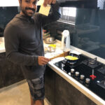 Upasana Kamineni Instagram – Master Chef 🍳👨‍🍳 #MrC cooking healthy breakfast for us post his workout. 🏋🏻‍♂️#adorablehusband ❤️😘 #ramcharan @vishnuraju1 URLife