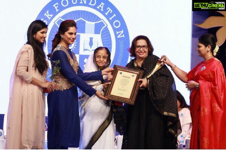 Upasana Kamineni Instagram - #Throwback honouring superwoman Helen khan - with Pratibha Patil ji at the Urja foundation in Pune - started by Mrs.Usha Kakade. #ThrowbackThursday #superwomen #womenstrength #empowerwomen #bollywood Pune, Maharashtra
