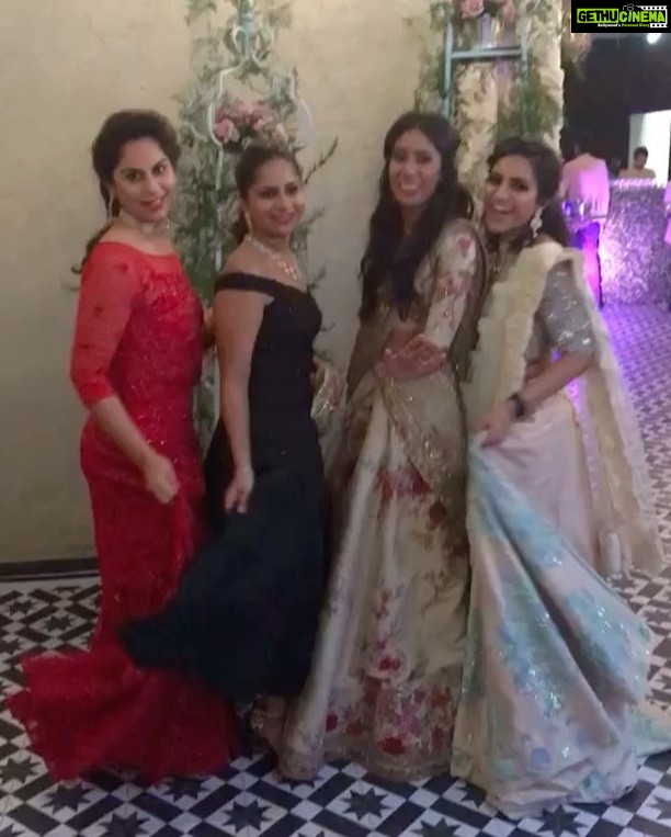 Upasana Kamineni Instagram - Congrats Tanya @mallavar & Ishani @ilvreddy . Glam comfy & timeless outfits for Anush and myself 😘 @shriyasom . Trying boomerang for the first time 👌🏻