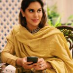 Upasana Kamineni Instagram - Doctor Roshan Jain asked me - What’s UR daily screen time ? - 6 hrs. 😭 Is UR relationship with UR phone based on 4 C’s - compulsion, craving, control & continuation? - Hmmm maybe, 🤔 but I don’t want to admit it Upasana, U may suffer with NOMOPHOBIA ? - What ! Check out the link in bio. It’s a REAL PROBLEM ! An average smartphone user will tap, swipe, click their smartphone 2,617 times a day while the top 10% do this about 5,427 times a day. Which category do u fall under ? @roshanjaindr x @urlife.co.in Pic credits - @kalyaan_dhev 👍🏼 ur the best. 📸 @jukalker URLife