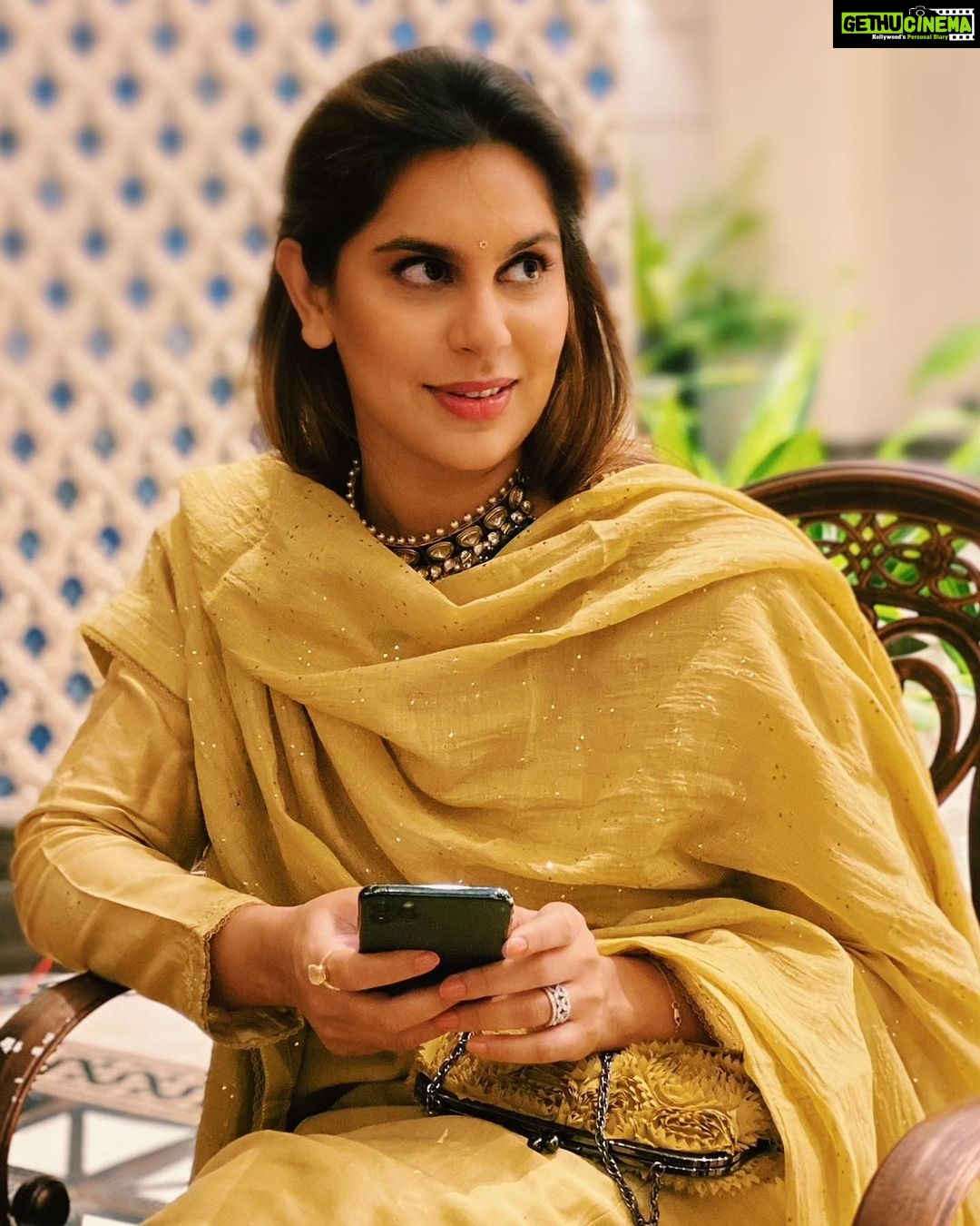 Upasana Kamineni Instagram - Doctor Roshan Jain asked me - What’s UR daily screen time ? - 6 hrs. 😭 Is UR relationship with UR phone based on 4 C’s - compulsion, craving, control & continuation? - Hmmm maybe, 🤔 but I don’t want to admit it Upasana, U may suffer with NOMOPHOBIA ? - What ! Check out the link in bio. It’s a REAL PROBLEM ! An average smartphone user will tap, swipe, click their smartphone 2,617 times a day while the top 10% do this about 5,427 times a day. Which category do u fall under ? @roshanjaindr x @urlife.co.in Pic credits - @kalyaan_dhev 👍🏼 ur the best. 📸 @jukalker URLife