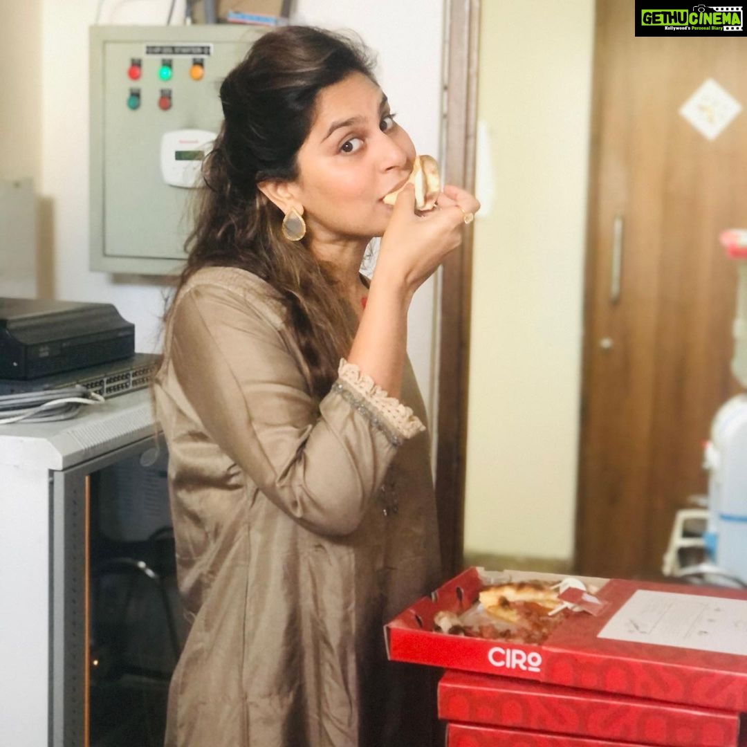 Upasana Kamineni Instagram - Sneaking & eating pizza in the office pantry ! Ya, cos I feel Iβll be judged if I eat unhealthy openly Then I decided to go all out & share. Had a fab fulfilling lunch ! π€ My relationship with food needs to change. But for now -itβs kbr @ 5 ππ½ββοΈ Thanks priyaakka for sending me @ciros_pizzeria π€¨π
