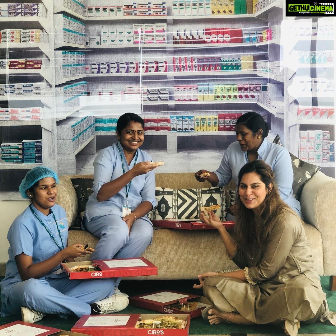 Upasana Kamineni Instagram - Sneaking & eating pizza in the office pantry ! Ya, cos I feel Iβll be judged if I eat unhealthy openly Then I decided to go all out & share. Had a fab fulfilling lunch ! π€ My relationship with food needs to change. But for now -itβs kbr @ 5 ππ½ββοΈ Thanks priyaakka for sending me @ciros_pizzeria π€¨π