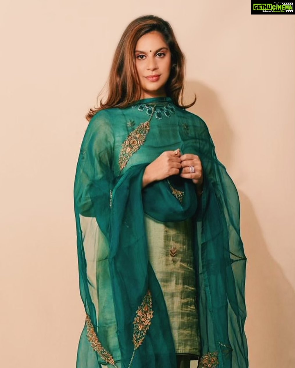 Upasana Kamineni Instagram - Life can get ‘rocky’, if u want to be a gem ! 😉 Check out the link in bio : to understand how a rocky road becomes smooth by wearing the right kind of jewels & cleansing them ! @urlife.co.in x @magic.energy Wearing @raw_mango Styled by @jukalker Jewellery by @vithaldaszaveri_jewellers 📸 @akshay.rao.visuals Makeup & hair @zebahassan @deparsalon India