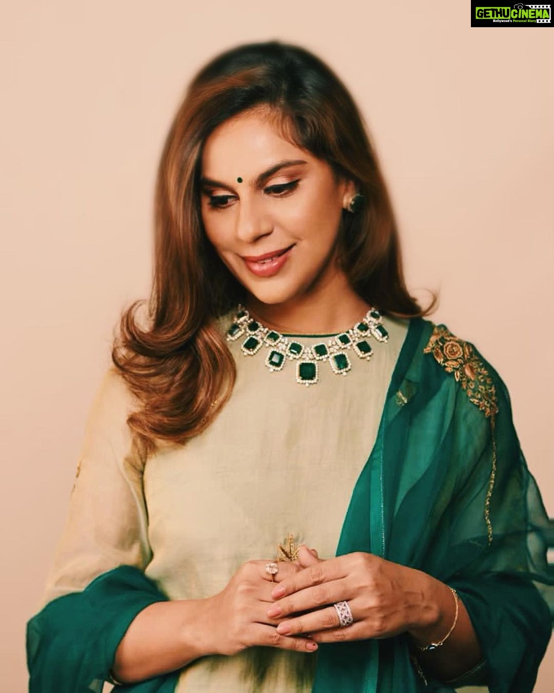 Upasana Kamineni Instagram - Life can get ‘rocky’, if u want to be a gem ! 😉 Check out the link in bio : to understand how a rocky road becomes smooth by wearing the right kind of jewels & cleansing them ! @urlife.co.in x @magic.energy Wearing @raw_mango Styled by @jukalker Jewellery by @vithaldaszaveri_jewellers 📸 @akshay.rao.visuals Makeup & hair @zebahassan @deparsalon India