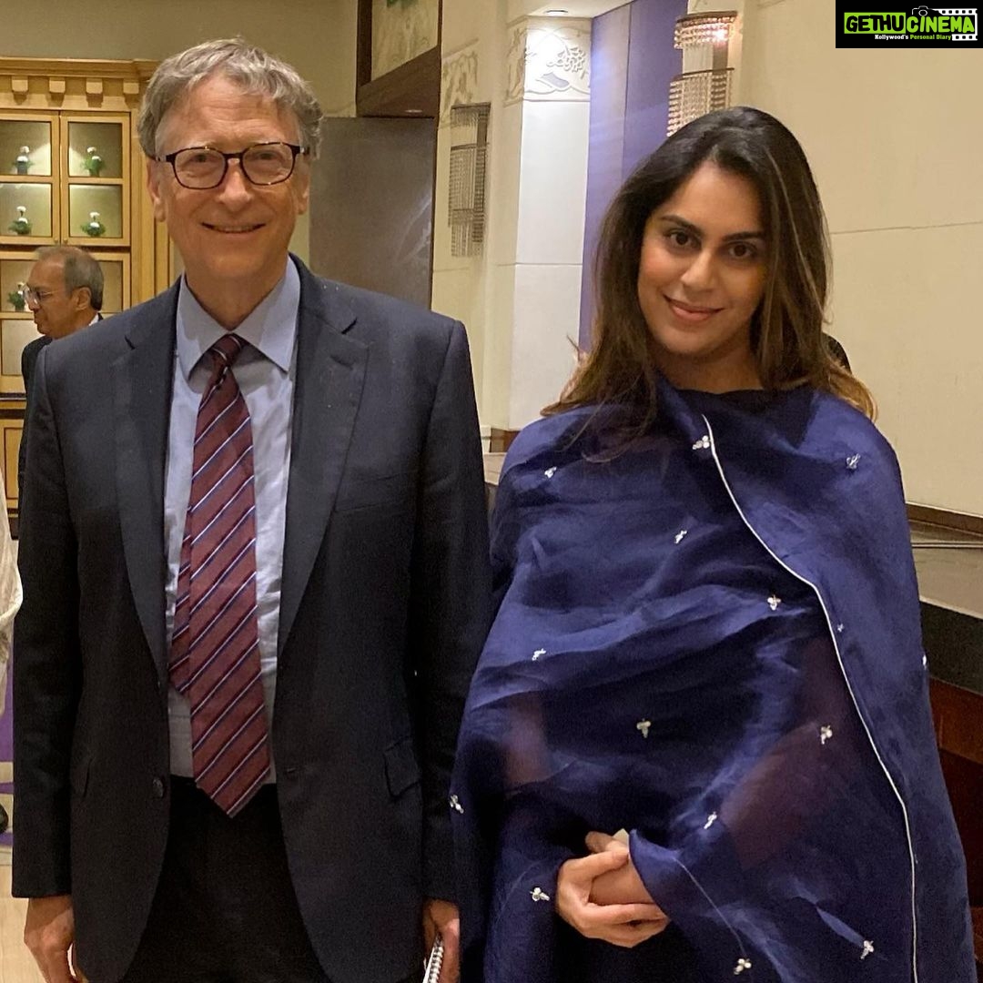 Upasana Kamineni Instagram - Ultimate fan moment. Had the opportunity to interact with @thisisbillgates on protecting our planet & people. Truly inspiring 👍🏻 Thank you IPI ( India Philanthropy Initiative ) for empowering us . @azimpremjiuniv @apollofoundation @brihatifoundation Thanks @tanghavri @karishmashaikhh & @real_weaverstory #upasana Bangalore, India
