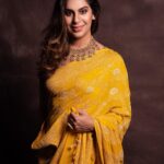 Upasana Kamineni Instagram - In a world full of trends, I want to remain a classic ! Trying my best to get comfortable in a saree 😊 & embrace hand woven garments that have a beautiful story behind them like - @real_weaverstory @tanghavri @karishmashaikhh @real_weaverstory @krsalajewellery @zebahassan @rohan.foto #upasana