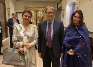 Upasana Kamineni Instagram - Ultimate fan moment. Had the opportunity to interact with @thisisbillgates on protecting our planet & people. Truly inspiring 👍🏻 Thank you IPI ( India Philanthropy Initiative ) for empowering us . @azimpremjiuniv @apollofoundation @brihatifoundation Thanks @tanghavri @karishmashaikhh & @real_weaverstory #upasana Bangalore, India