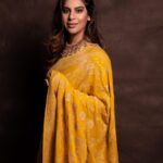 Upasana Kamineni Instagram - In a world full of trends, I want to remain a classic ! Trying my best to get comfortable in a saree 😊 & embrace hand woven garments that have a beautiful story behind them like - @real_weaverstory @tanghavri @karishmashaikhh @real_weaverstory @krsalajewellery @zebahassan @rohan.foto #upasana