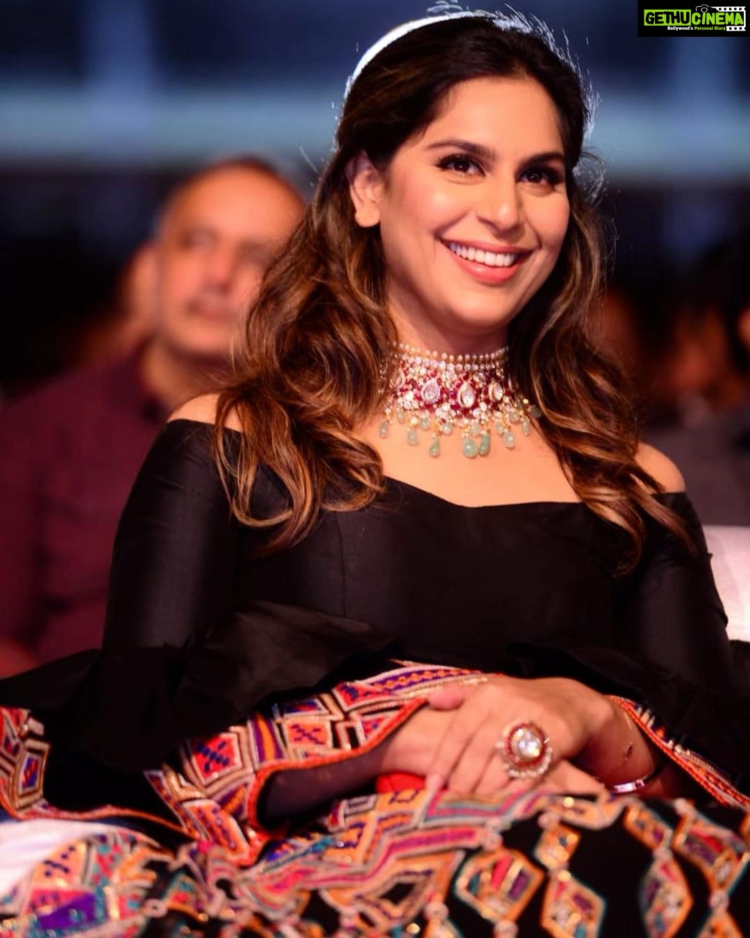 Upasana Kamineni Instagram - This absolutely adorable. My sweetest father in law took pictures of me post the #syeeranarasimhareddy pre release event. He loved my dressing today. Sooooooooooooo happy. Check him out in the reflection โค๏ธ #megastarchiranjeevi Truly an amazing way to celebrate #nationaldaughtersday ๐๐ผ and a super successful event. .Thanks for all ur love & blessing. @tanghavri @abujanisandeepkhosla @sandeepkhosla @abujani1 @devinanarangbeauty @krsalajewellery Special thanks to @swamynathkorlapati @magic.energy @nsreddy1989 for ur continued prayers.
