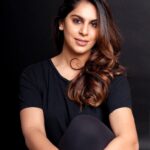Upasana Kamineni Instagram - Girls that wear black , have really colourful lives. 📸 @eshaangirri 💁‍♀️ @sandysartistry #upasana