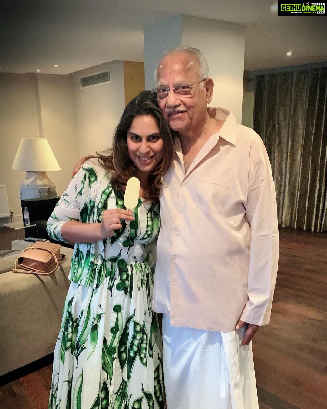 Upasana Kamineni Instagram - Memorable Moments to be Cherished forever ! #London diaries with Thatha & Amama. Loveeeeeeeeeee u loaddddsssssss❤️❤️❤️❤️❤️❤️❤️❤️❤️❤️❤️❤️❤️ Nostalgic ! Feels like I’m bk in college. London, United Kingdom