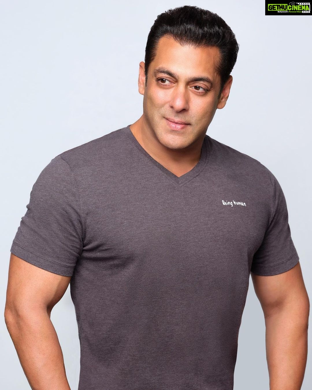 Upasana Kamineni Instagram - A big thank you for making this cover soooo special šš¼@beingsalmankhan I was sooooo nervous - Salman Bhaiās charm, humble nature & relaxed attitude really helped ease things out. Hereās an insight into Bhaiās diet, fitness, lifestyle & people management skills. On stands now ! #bpositive thanks a billion Mr C couldnāt have done it without u. He helped me prep, coached me and built my confidence to do this interview. Thank you. ā¤ļø My first time working with Dabboo Ratnani @dabbooratnani - truly professional & kind. His speed & style is unmatchable. Thanks so much. Rakesh Udiyar @rakeshudiyar thank you so much for co ordinating this interview. Thanks to u people can realise the crazy effort & dedication that goes into being Salman Khan. Letās do our bit to make the world fitter together šŖš» #ramcharan #salmankhan #beinghuman #bharat URLife