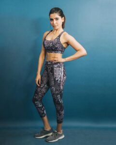 Upasana Kamineni Instagram - The Sweetest Strongest Samantha Shares her Secret ! on Stands NOW ! TOLLYWOOD’s BEST BAHU AWARD 👑😉 @samantharuthprabhuoffl @apollolife1 #bpositivemagazine #fittness #fittnessmotivation #upasana PIC CREDIT : @eshaangirri U R THE BEST