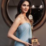 Vaani Kapoor Instagram - Last night .. went just fine ☺️ 🏆💯 🙏💙 'Game Changer Of The Year' for Chandigarh Kare Aashiqui at Lion's Gold Awards ✨ #gratitude #awardsnight