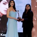 Vaani Kapoor Instagram - Last night .. went just fine ☺️ 🏆💯 🙏💙 'Game Changer Of The Year' for Chandigarh Kare Aashiqui at Lion's Gold Awards ✨ #gratitude #awardsnight