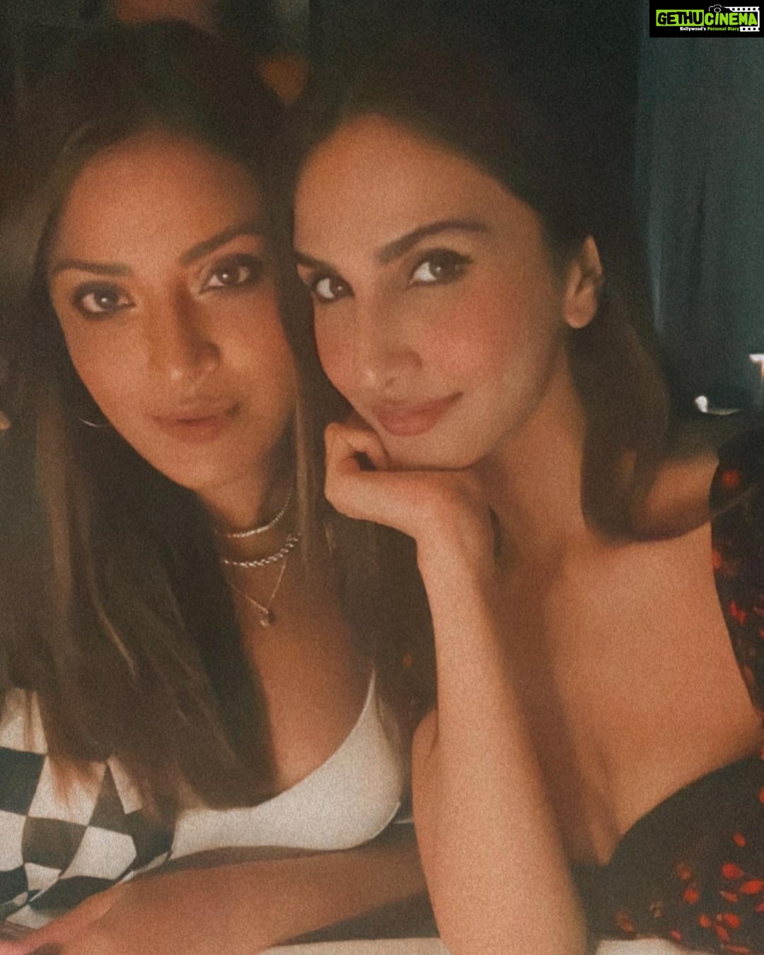 Vaani Kapoor Instagram - So much ❤️ for this girl !!! Never a dull moment with you my Anush..you deserve all things happy..🎂☀️🤗😘❤️♾ #birthdaygirl #mygoofybetterhalf