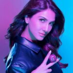 Vaani Kapoor Instagram - Size mein 'Zero', Sound mein Hero! #FINGERS SizeZero Pods are simply class apart to keep you grooving and moving all day long 🎶 Explore more with @fingersindia #SizeZero #FINGERSAddict #ad