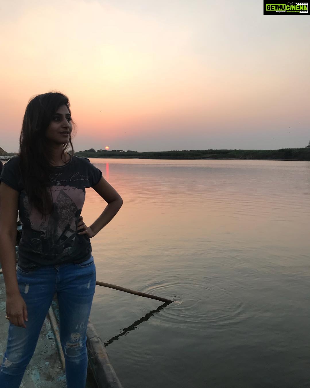 Varshini Sounderajan Instagram - #Godavari #sunset #shoottime #pelligola #webseries #annapurnastudios #VIU PC @anilkalyan