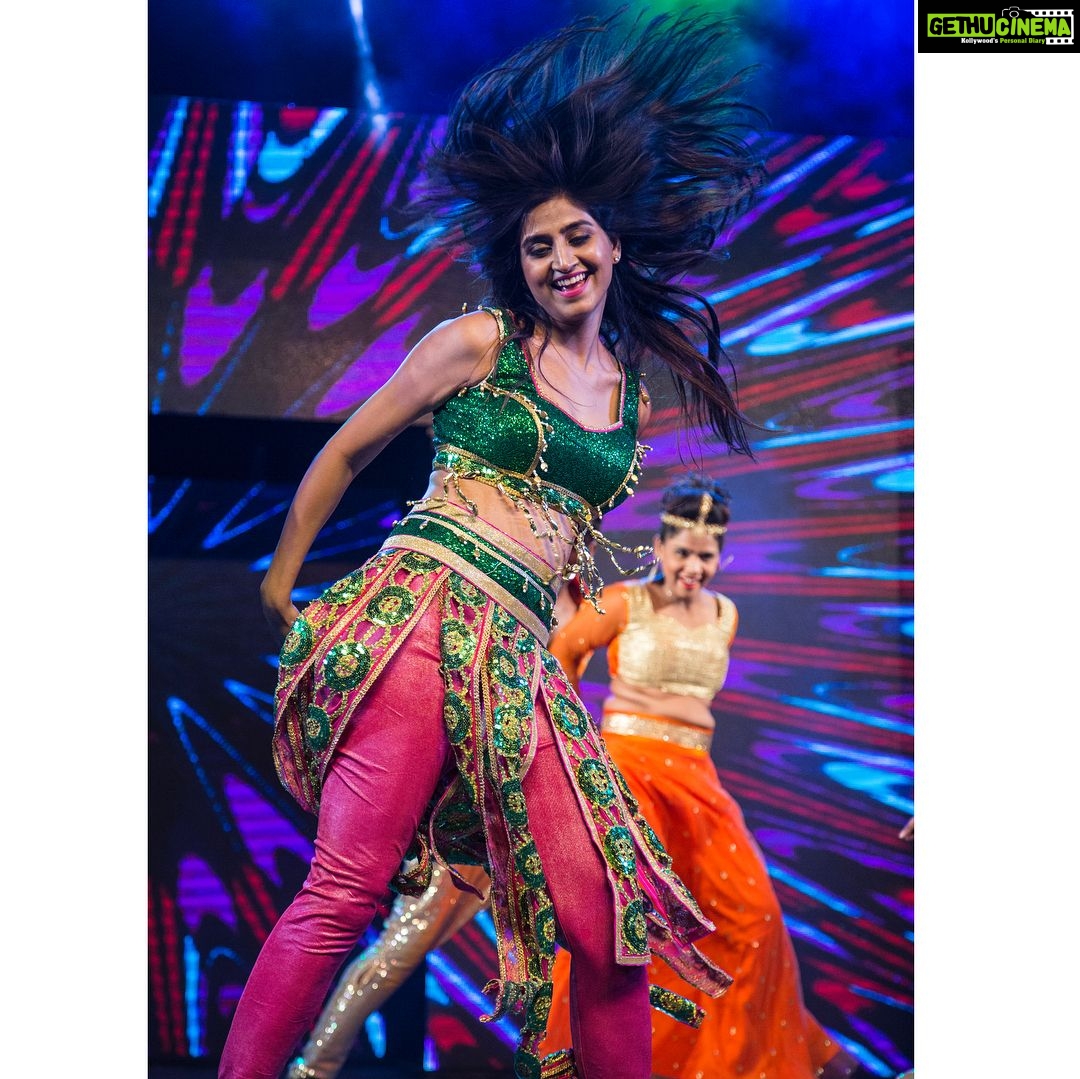Varshini Sounderajan Instagram - Dance like no one is watching. PC @chinthuu1132 #satyamaster #kurnool #danceperformance #event Kurnool