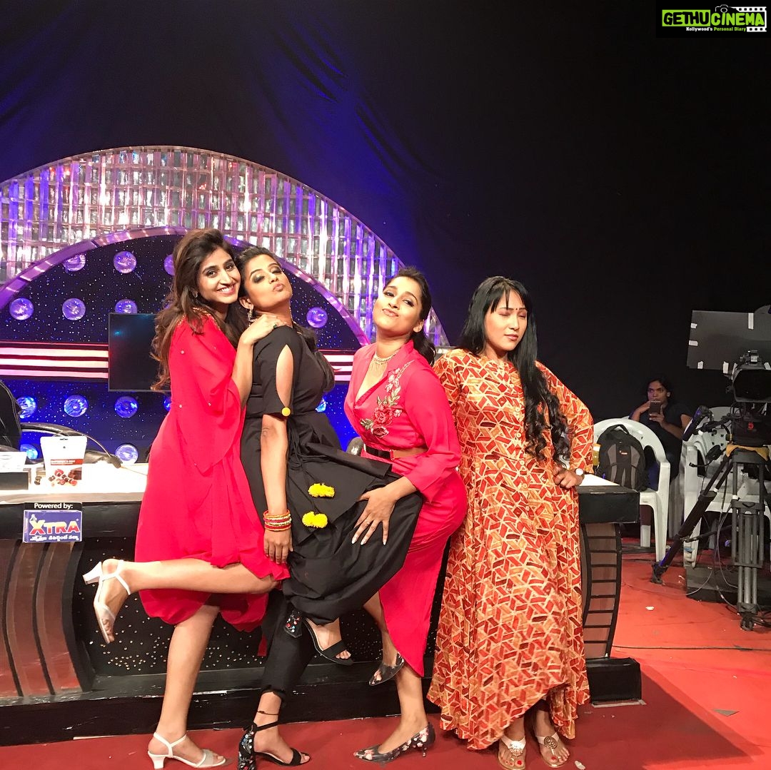 Varshini Sounderajan Instagram - Valentine’s Day special with these pretty cuties for #dhee10 tonight @rashmigautam @anee @pillumani Costume @nishrascouture PC @sairaj