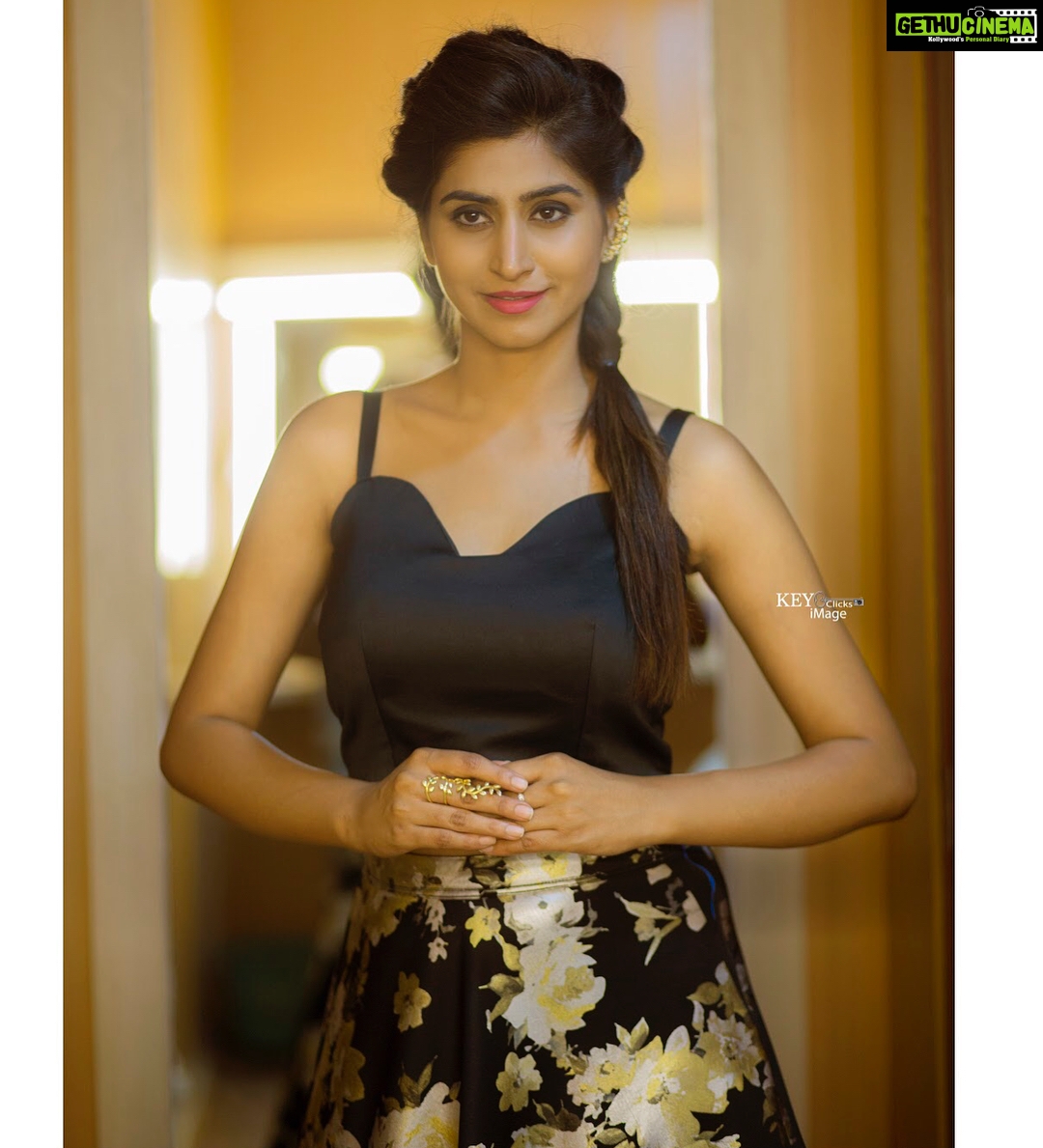 Varshini Sounderajan Instagram - For #zeecomedynights tonight in Zeetelugu Costume @divya_varun_official Styling @dhiyuu PC @chinthuu1132