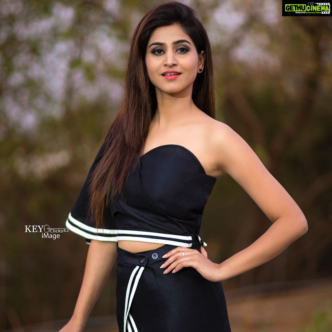 Varshini Sounderajan Instagram - Thank you so much papa designing n styling me in this stylish outfit. For #dhee10 tonight Costume n styling @divya_varun_official PC @chinthuu1132