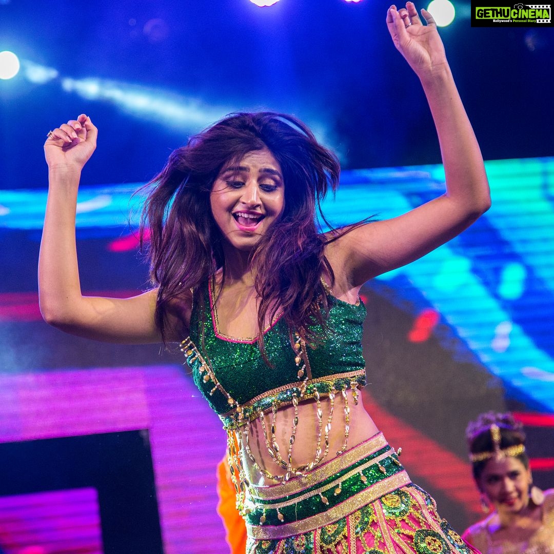 Varshini Sounderajan Instagram - Dance like no one is watching. PC @chinthuu1132 #satyamaster #kurnool #danceperformance #event Kurnool