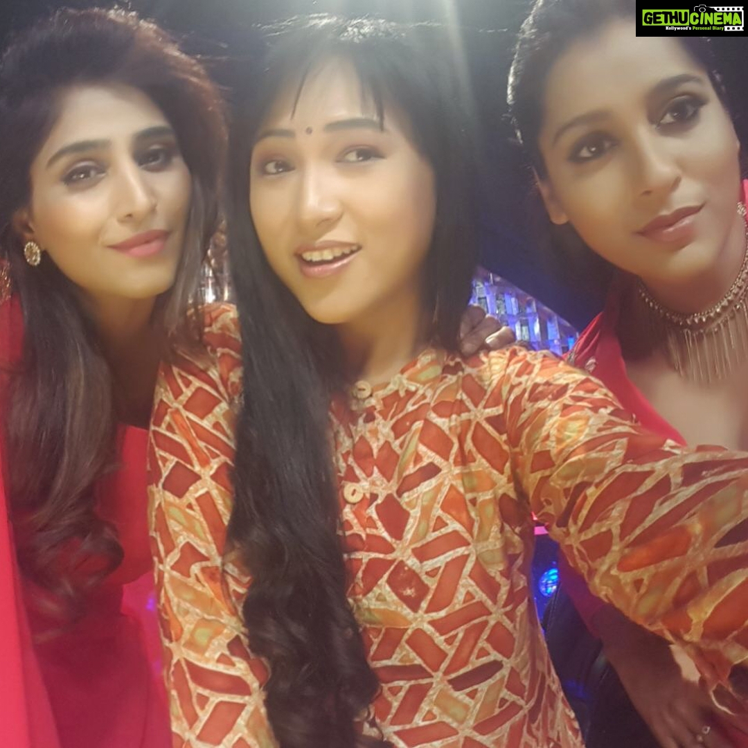 Varshini Sounderajan Instagram - Valentine’s Day special with these pretty cuties for #dhee10 tonight @rashmigautam @anee @pillumani Costume @nishrascouture PC @sairaj