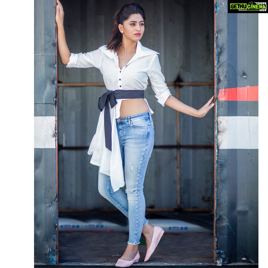 Varshini Sounderajan Instagram - All about today! #tollywoodsquares #starmaa #VIU #navdeep #newshow Costume n styling @divya_varun_official PC @chinthuu1132😘